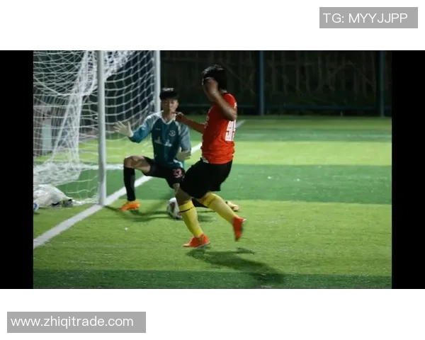 邻居们一起欣赏足球明星的精彩瞬间与激情时刻